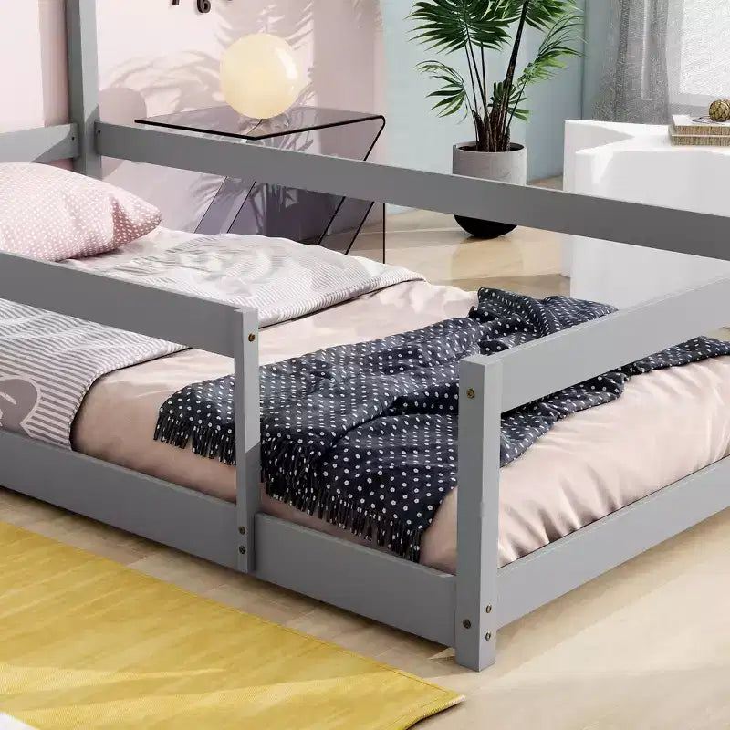 Letto da terra con testiera a forma di casetta, dimensione piazza singola, con recinzioni di sicurezza, moderno giroletto basso in legno per uso domestico