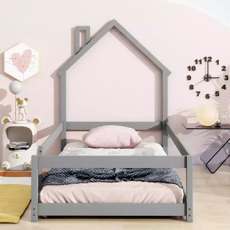 Letto da terra con testiera a forma di casetta, dimensione piazza singola, con recinzioni di sicurezza, moderno giroletto basso in legno per uso domestico