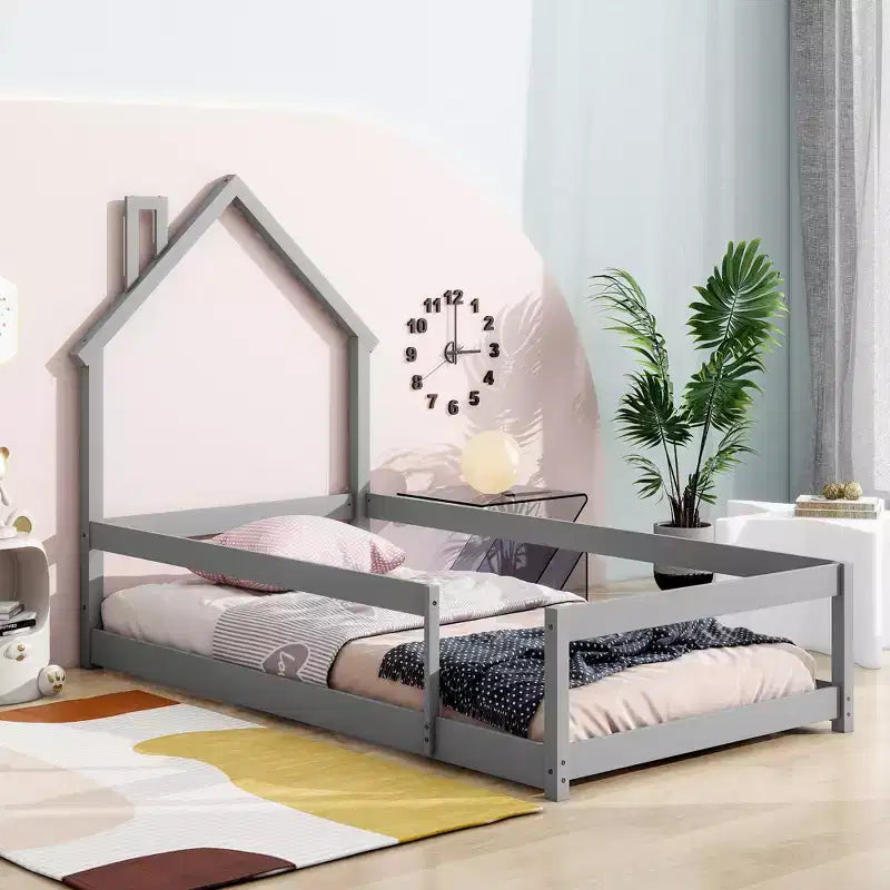 Letto da terra con testiera a forma di casetta, dimensione piazza singola, con recinzioni di sicurezza, moderno giroletto basso in legno per uso domestico