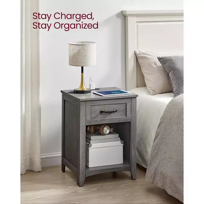 Comodino da Fattoria a 2 Pezzi con Stazione di Ricarica USB, Cassetto e Ripiano Aperto, Tavolino da Notte per Decorazione Domestica, Grigio Nebbioso