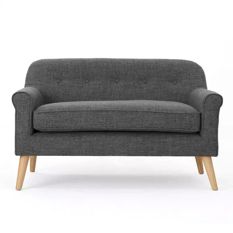 Divanetto Halima in stile moderno di metà secolo con rivestimento capitonné, braccioli arrotolati e gambe oblique in legno di caucciù