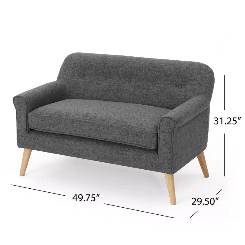 Divanetto Halima in stile moderno di metà secolo con rivestimento capitonné, braccioli arrotolati e gambe oblique in legno di caucciù