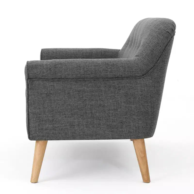 Divanetto Halima in stile moderno di metà secolo con rivestimento capitonné, braccioli arrotolati e gambe oblique in legno di caucciù