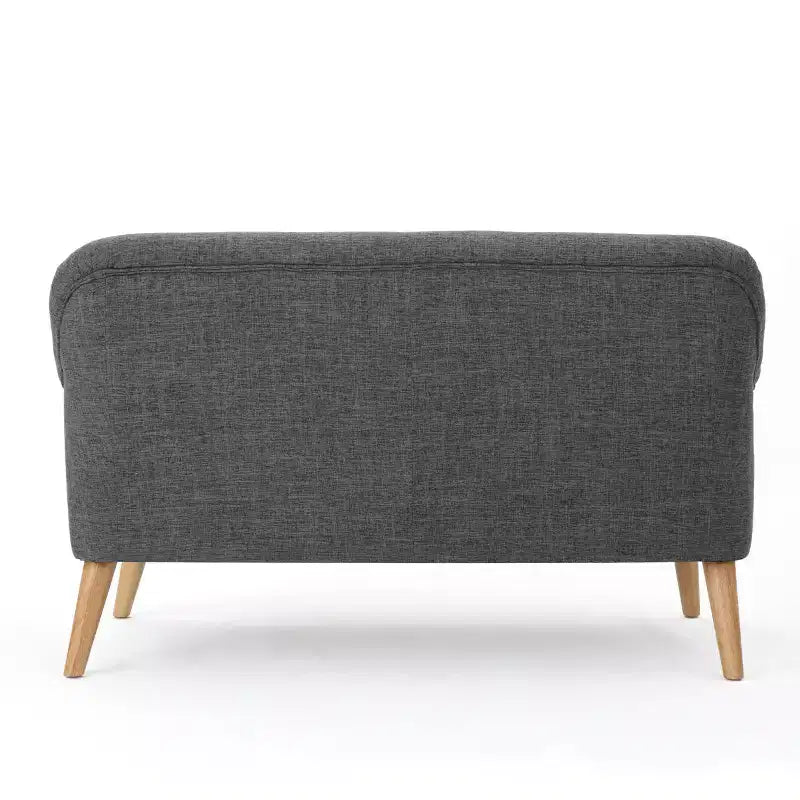 Divanetto Halima in stile moderno di metà secolo con rivestimento capitonné, braccioli arrotolati e gambe oblique in legno di caucciù