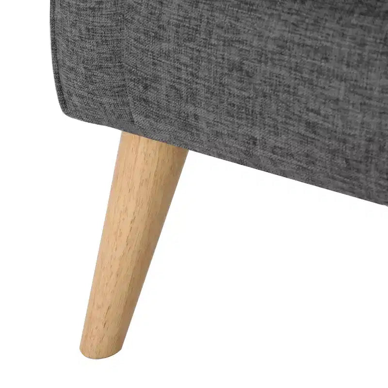 Divanetto Halima in stile moderno di metà secolo con rivestimento capitonné, braccioli arrotolati e gambe oblique in legno di caucciù