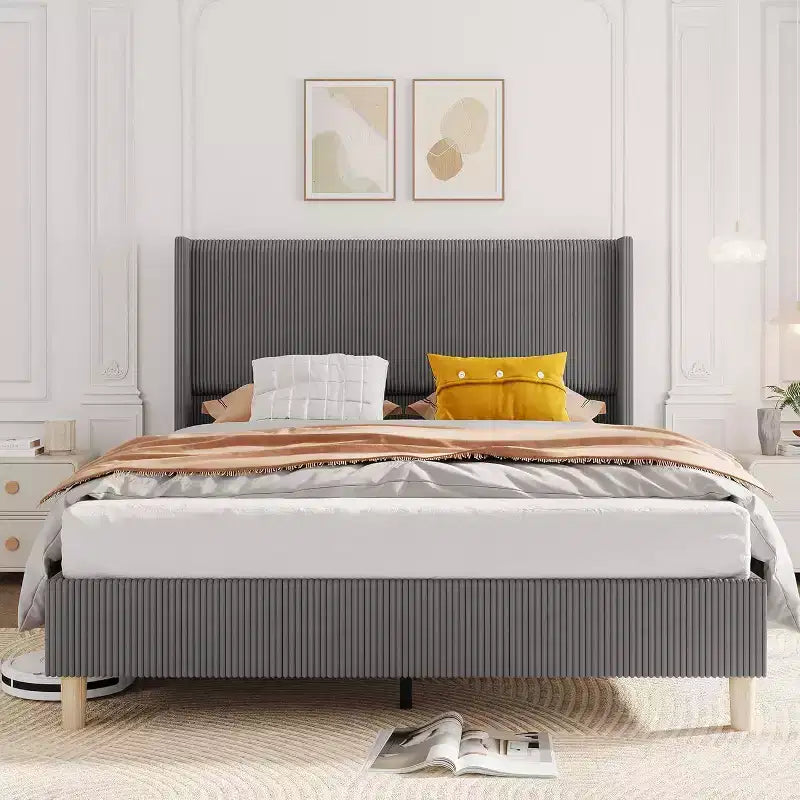 Struttura letto imbottita matrimoniale, piattaforma in velluto a coste con testiera ad ali con canali verticali, doghe in legno, senza rete a molle, grigio
